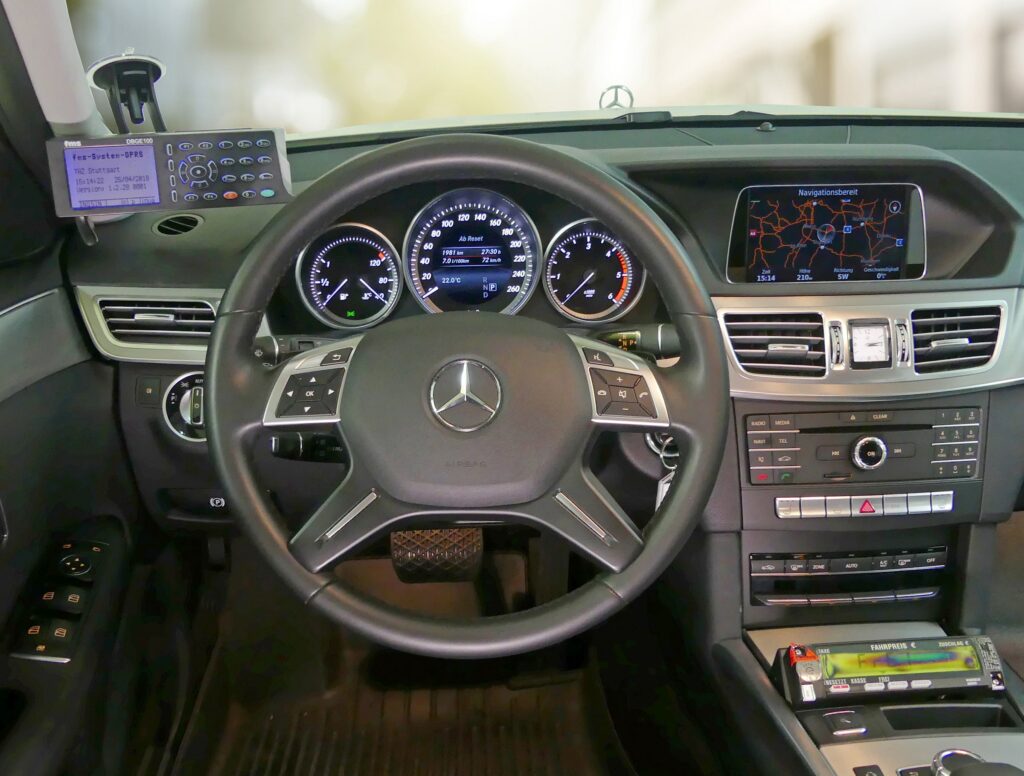 Taxi Vermietung Cockpit Mercedes